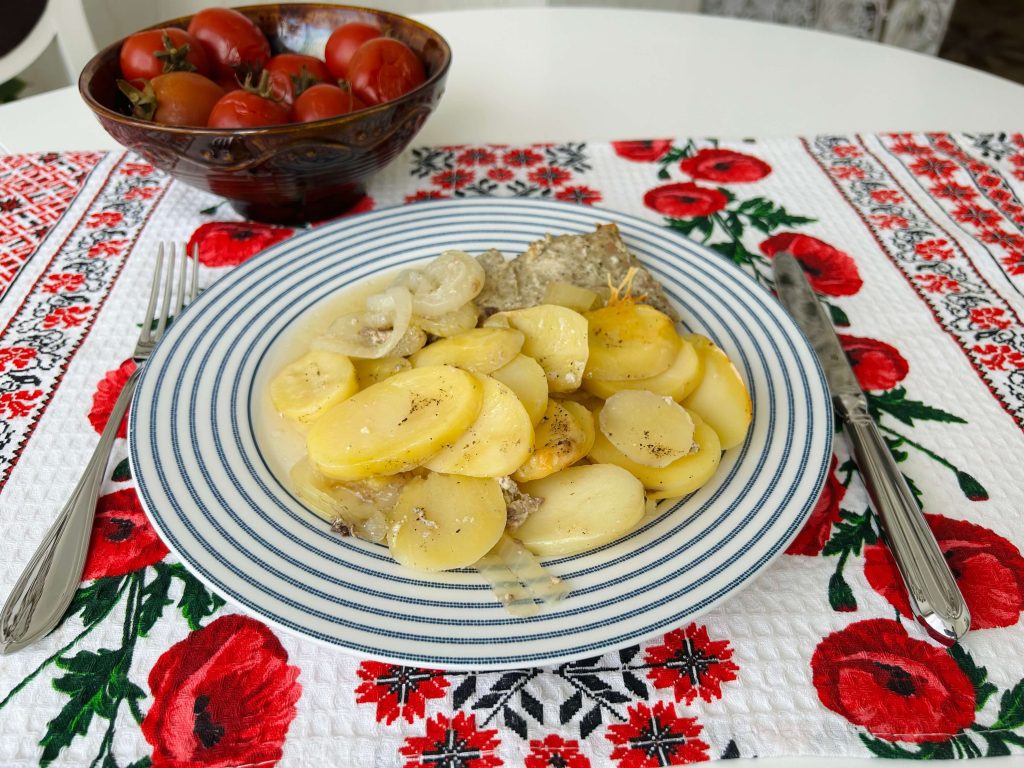 М’ясо з картоплею, як готує бабуся Валентина