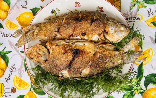 Gebratene Karauschen, gefüllt mit Zwiebeln