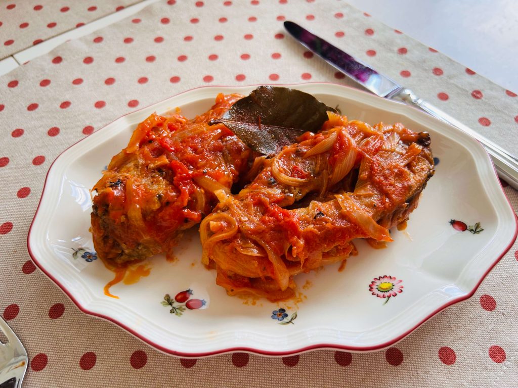 Karpfen in Tomatensauce, wie es in meiner Familie immer gemacht wurde