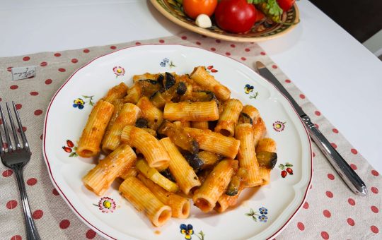 Середземноморська паста з овочами